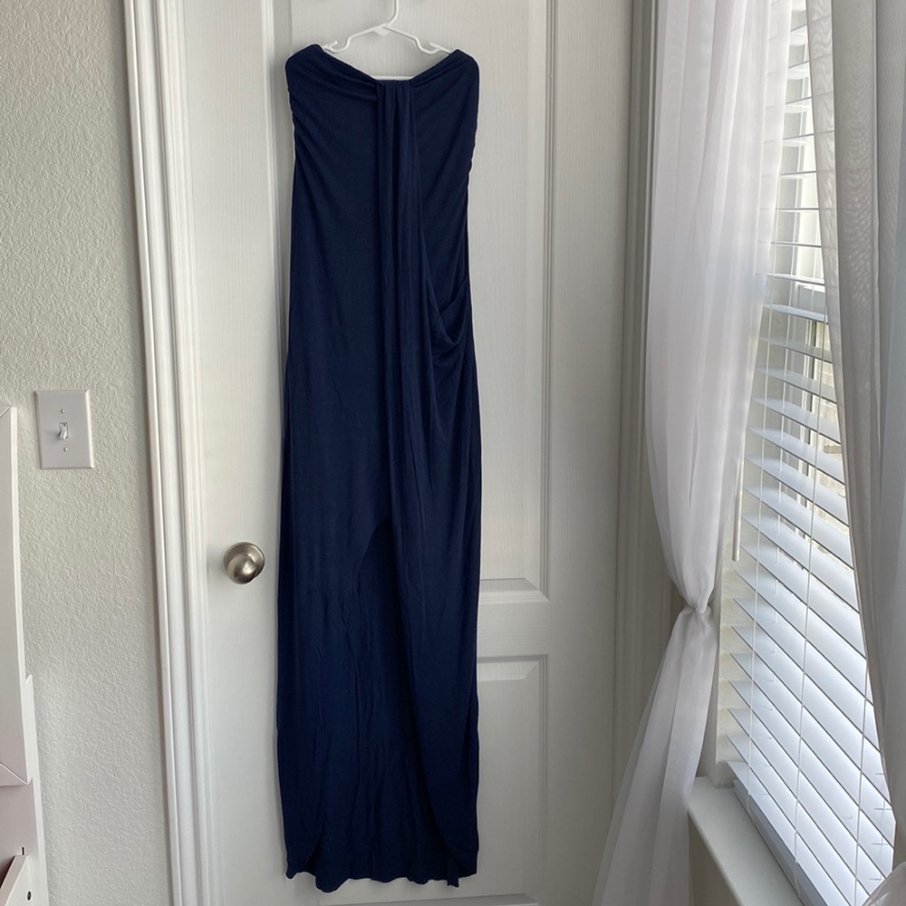 Long navy blue dress wit a leg opening